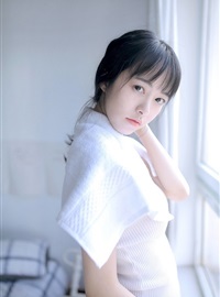 =清纯白嫩美女性感吊带私密福利写真图片(12)